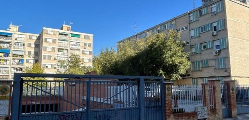 Garaje en alquiler. Calle Fuentesaúco, Campamento, Latina, Madrid