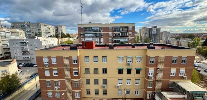 Piso en venta. Calle Villagarcía, Lucero, Madrid