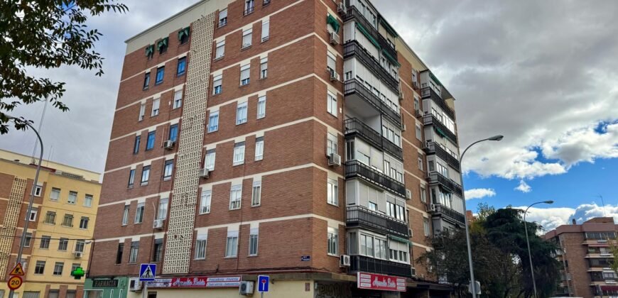 Piso en venta. Calle Villagarcía, Lucero, Madrid