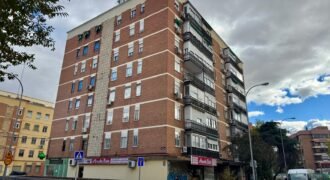 Piso en venta. Calle Villagarcía, Lucero, Madrid