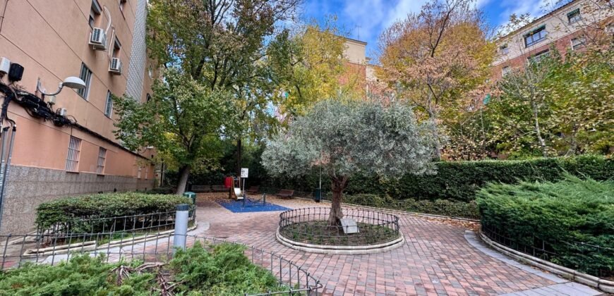 Piso en venta. Calle Villamanín, Lucero, Madrid